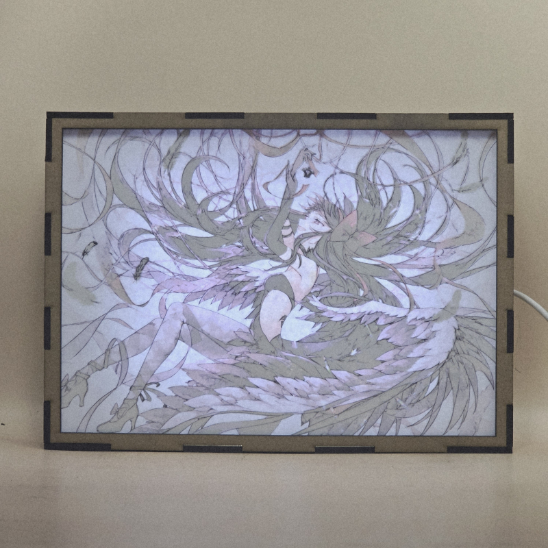Lámpara ánime/manga  Puella Magi Madoka Magica  con doble imagen del personaje Homura Akemi, vista encendida, con luz ambiente, donde se revela la ilustración completa al encender la luz LED.