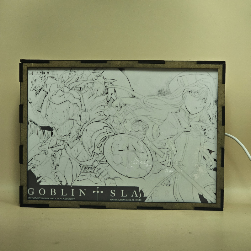 Lámpara ánime/manga  Goblin Slayer  con doble imagen de la pareja Goblin Slayer y Sacerdotisa, vista apagada, se esconde la imágen de atras.