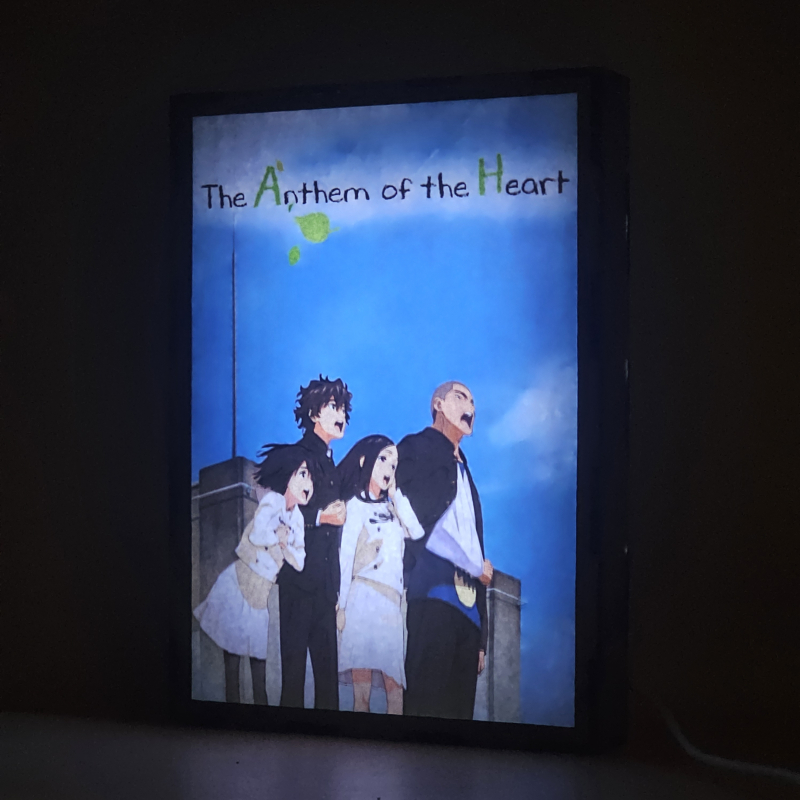 Lámpara ánime/manga  The Anthem of the Heart  con doble imagen del grupo Natsuki Nitō, Takumi Sakagami, Jun Naruse y Daiki Tasaki, vista encendida, donde se revela la ilustración completa al encender la luz LED.