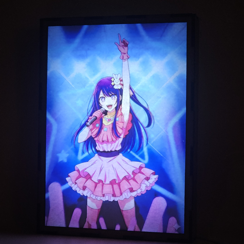 Lámpara de Ai Hoshino de Oshi no Ko encendida durante una actuación con luces azules - encendida