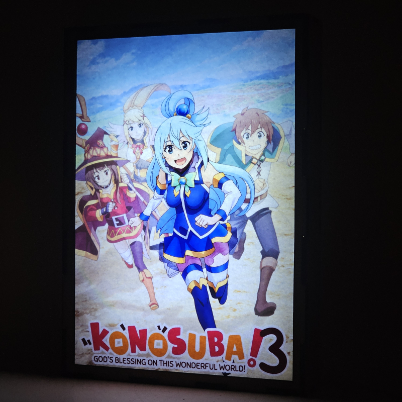 Lámpara LED de Aqua de KonoSuba con Aqua corriendo en primer plano - encendida
