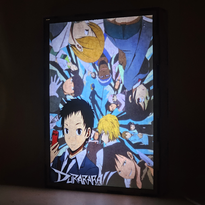 Lámpara LED Durarara con Mikado Ryugamine, Masaomi Kida, Izaya Orihara y Celty Sturluson - encendida