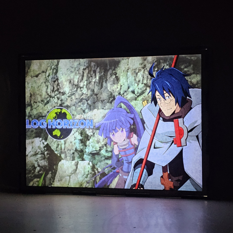 Lámpara LED de Shiroe y Akatsuki de Log Horizon en un escenario rocoso - encendida