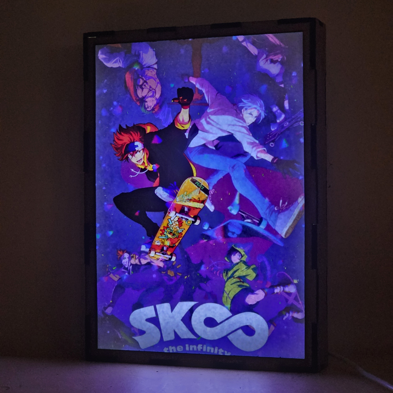Lámpara LED SK8 the Infinity con Reki Kyan en skateboard y personajes de S - encendida