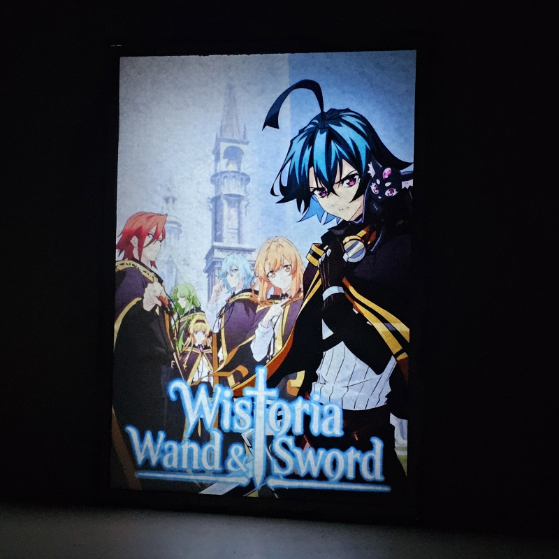 Lámpara LED Wistoria Wand and Sword con Will Serfort, Kiki y personajes de la serie - encendida