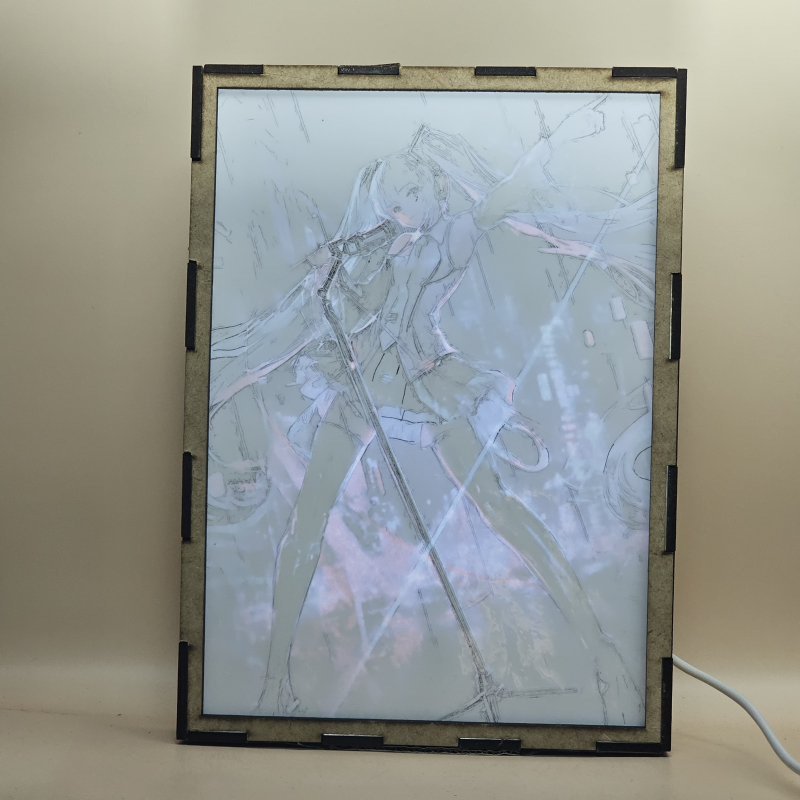 Lámpara ánime  Miku Hatsune  con doble imagen del personaje Miku Hatsune, vista encendida, con luz ambiente, donde se revela la ilustración completa al encender la luz LED.
