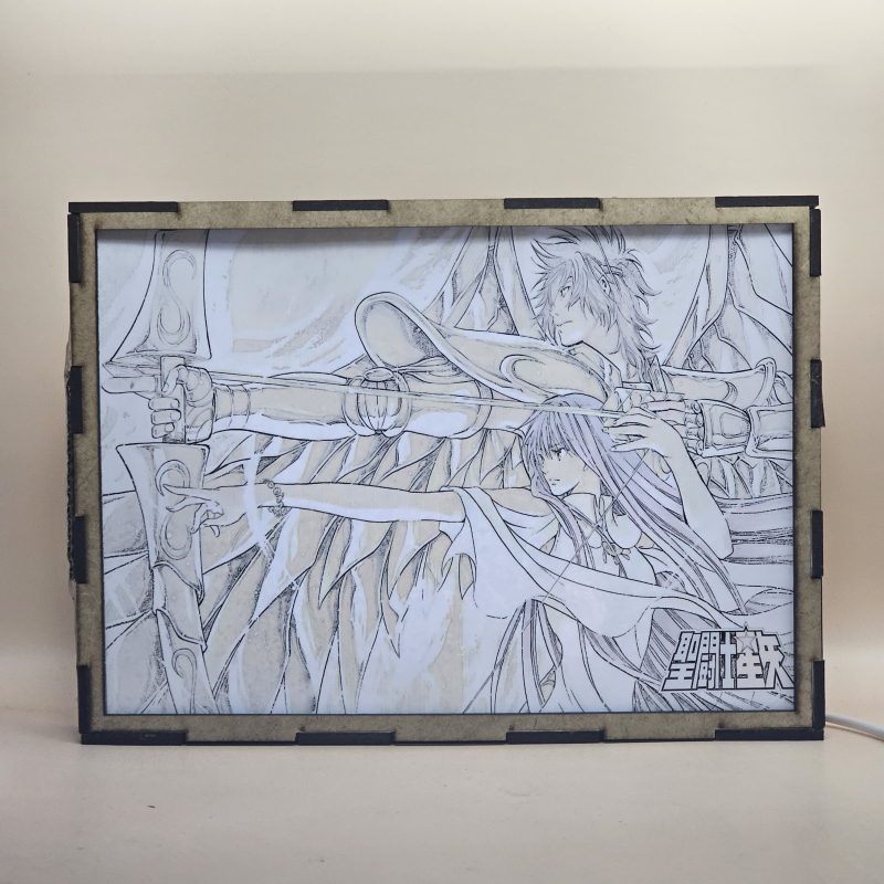 Lámpara ánime/manga  Los Caballeros del Zodiaco  con doble imagen del grupo Sísifo de Sagitario y Sasha, vista encendida, con luz ambiente, donde se revela la ilustración completa al encender la luz LED.