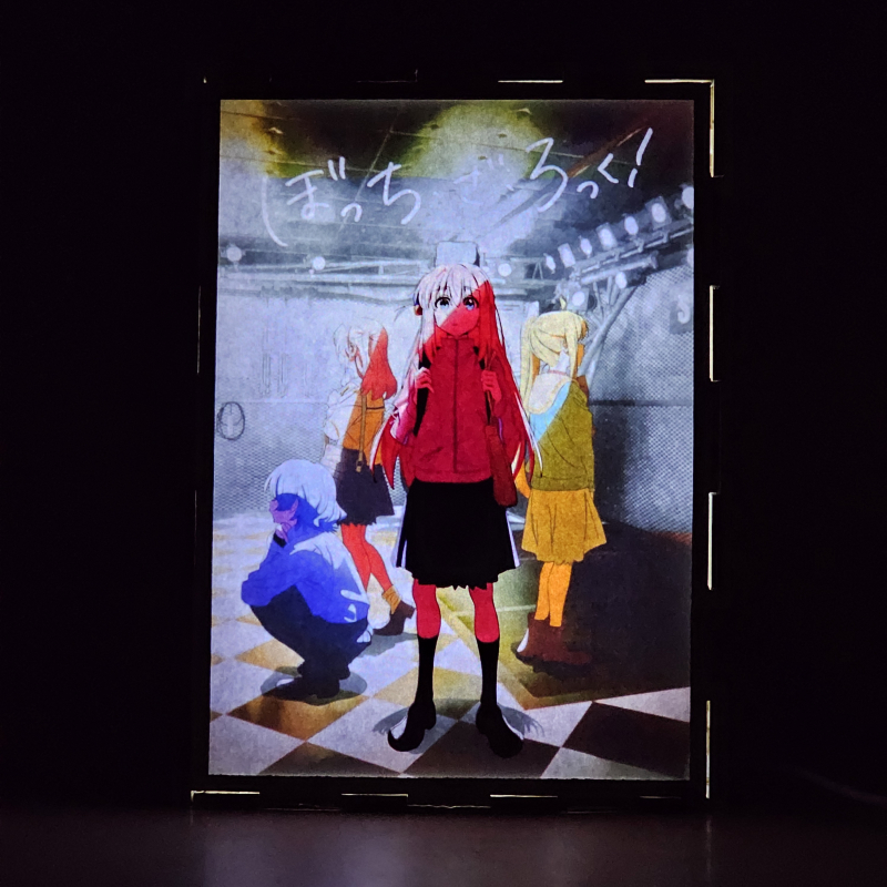 Lámpara ánime/manga  Bocchi the Rock!  con doble imagen del grupo Hitori Gotoh, Nijika Ijichi, Ryo Yamada y Ikuyo Kita, vista encendida, donde se revela la ilustración completa al encender la luz LED.