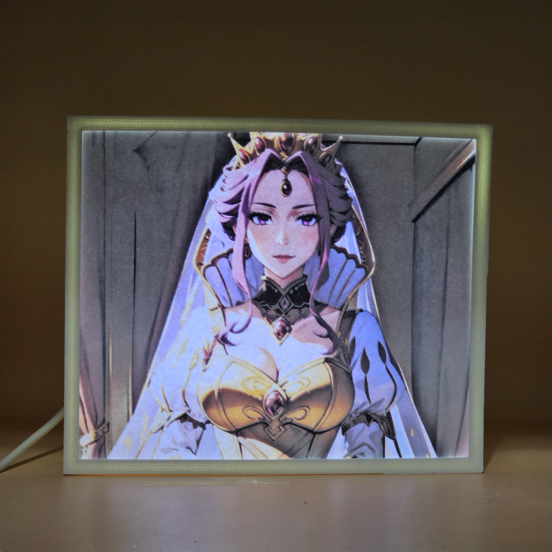 Lámpara ánime/manga  El héroe del escudo  con doble imagen del personaje Mirellia Q. Melromarc, vista encendida, donde se revela la ilustración completa al encender la luz LED.