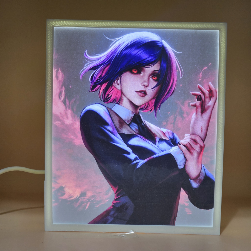 Lámpara ánime/manga  Tokyo Ghoul  con doble imagen del personaje Touka Kirishima, vista encendida, donde se revela la ilustración completa al encender la luz LED.