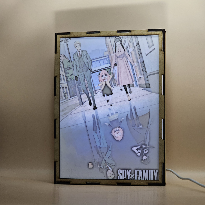 Lámpara ánime/manga  Spy x Family  con doble imagen del grupo Loid Forger, Anya Forger y Yor Forger, vista encendida, con luz ambiente, donde se revela la ilustración completa al encender la luz LED.