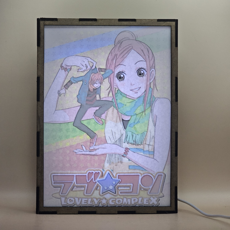 Lámpara ánime/manga  Lovely Complex  con doble imagen de la pareja Risa Koizumi y Atsushi Otani, vista encendida, con luz ambiente, donde se revela la ilustración completa al encender la luz LED.