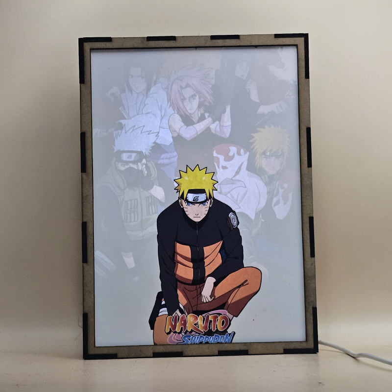 Lámpara ánime/manga  Naruto  con doble imagen del grupo Naruto Uzumaki, Sakura Haruno, Sasuke Uchiha, Itachi Uchiha, Minato Namikaze y Kakashi Hatake, vista encendida, con luz ambiente, donde se revela la ilustración completa al encender la luz LED.