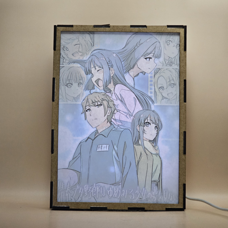 Lámpara ánime/manga  Seishun Buta Yarou  con doble imagen del grupo Sakuta Azusagawa, Mai Sakurajima, Shoko Makinohara, Kaede Azusagawa, Tomoe Koga, Rio Futaba y Nodoka Toyohama, vista encendida, con luz ambiente, donde se revela la ilustración completa al encender la luz LED.