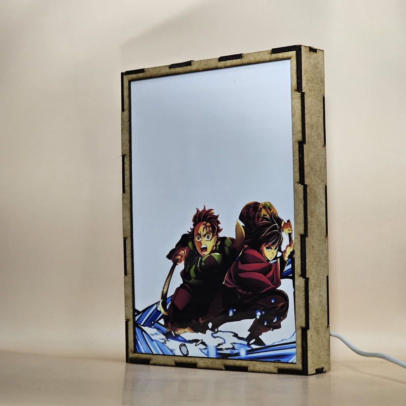 Lámpara ánime/manga  Kimetsu no Yaiba  con doble imagen del grupo Tanjirō Kamado, Shinobu Kochō, Kanao Tsuyuri, Sanemi Shinazugawa, Nezuko Kamado, Zenitsu Agatsuma, Inosuke Hashibira, Akaza, Giyū Tomioka, Kyōjurō Rengoku, Tokito Muichiro, Obanai Iguro, Mitsuri Kanroji, Tengen Uzui, Gyomei Himejima, Aoi Kanzaki, Yuichiro Tokito, Makio, Suma, Hinatsuru, Genya Shinazugawa, Kokushibo, Doma, Nakime y Kaigaku, vista apagada, se esconde la imágen de atras.