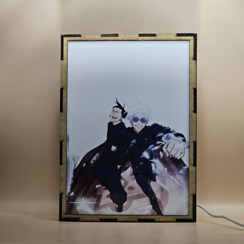 Lámpara ánime/manga  Jujutsu Kaisen  con doble imagen del grupo Satoru Gojo, Suguru Geto, Toji Fushiguro y Riko Amanai, vista apagada, se esconde la imágen de atras.