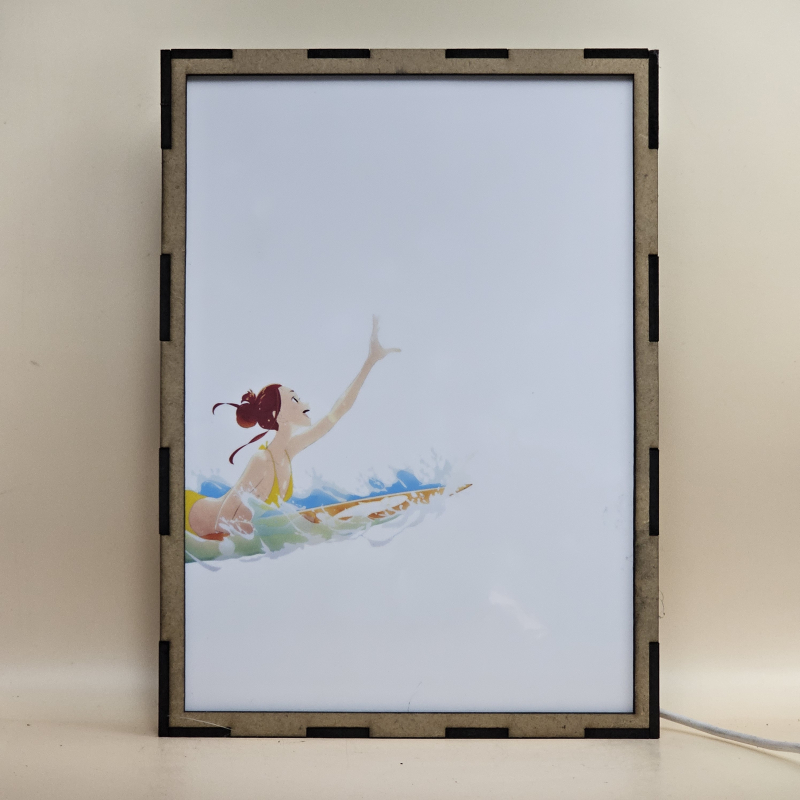 Lámpara LED Ride Your Wave con Hinako Mukaimizu surfeando y Minato Hinageshi entre las olas - apagada