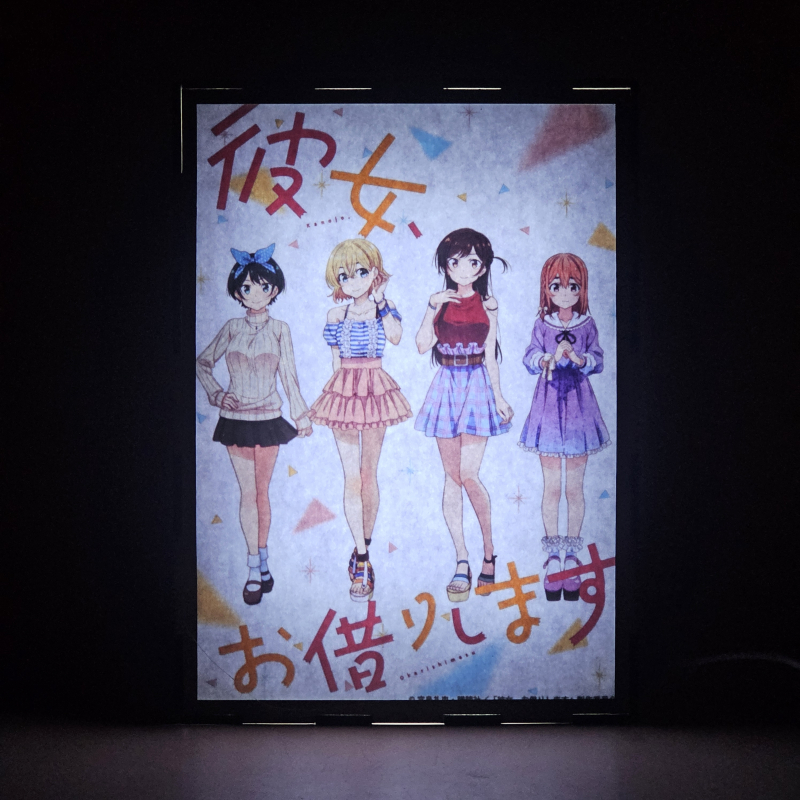 Lámpara ánime/manga  Rent-A-Girlfriend  con doble imagen del grupo Mami Nanami, Chizuru Mizuhara, Sumi Sakurasawa y Ruka Sarashina, vista encendida, donde se revela la ilustración completa al encender la luz LED.