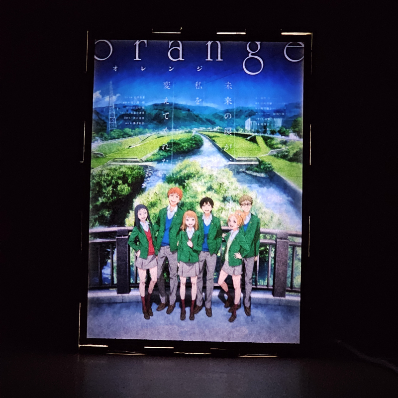 Lámpara ánime/manga  Orange  con doble imagen del grupo Naho Takamiya, Kakeru Naruse, Azusa Murasaka, Hiroto Suwa, Saku Hagita y Takako Chino, vista encendida, donde se revela la ilustración completa al encender la luz LED.