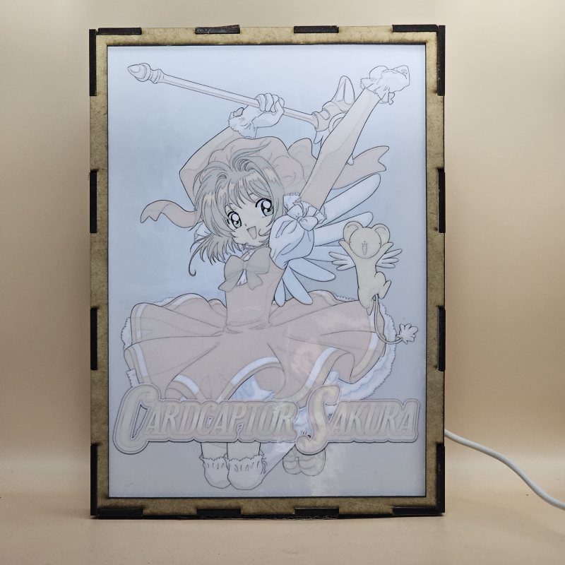 Lámpara ánime/manga  Sakura Cardcaptor  con doble imagen de la pareja Sakura Kinomoto y Kerberos, vista encendida, con luz ambiente, donde se revela la ilustración completa al encender la luz LED.