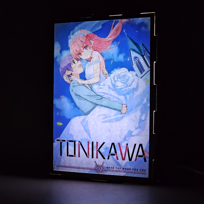 Lámpara ánime/manga  TONIKAWA: Over the Moon for You  con doble imagen de la pareja Tsukasa Tsukuyomi y Nasa Yuzaki, vista encendida, donde se revela la ilustración completa al encender la luz LED.