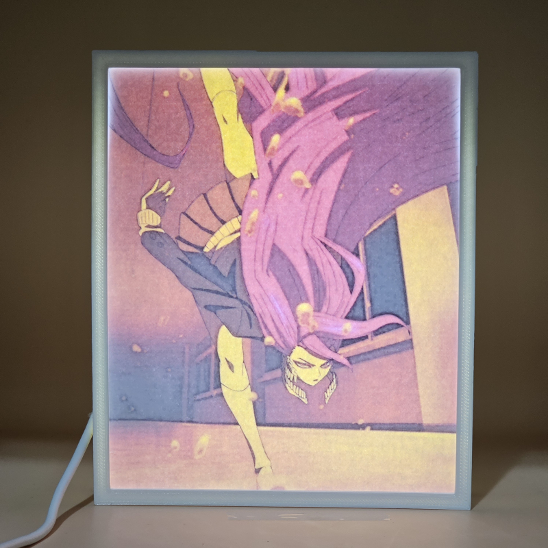 Lámpara ánime/manga  DAN DA DAN  con doble imagen del personaje Aira Shiratori, vista encendida, donde se revela la ilustración completa al encender la luz LED.