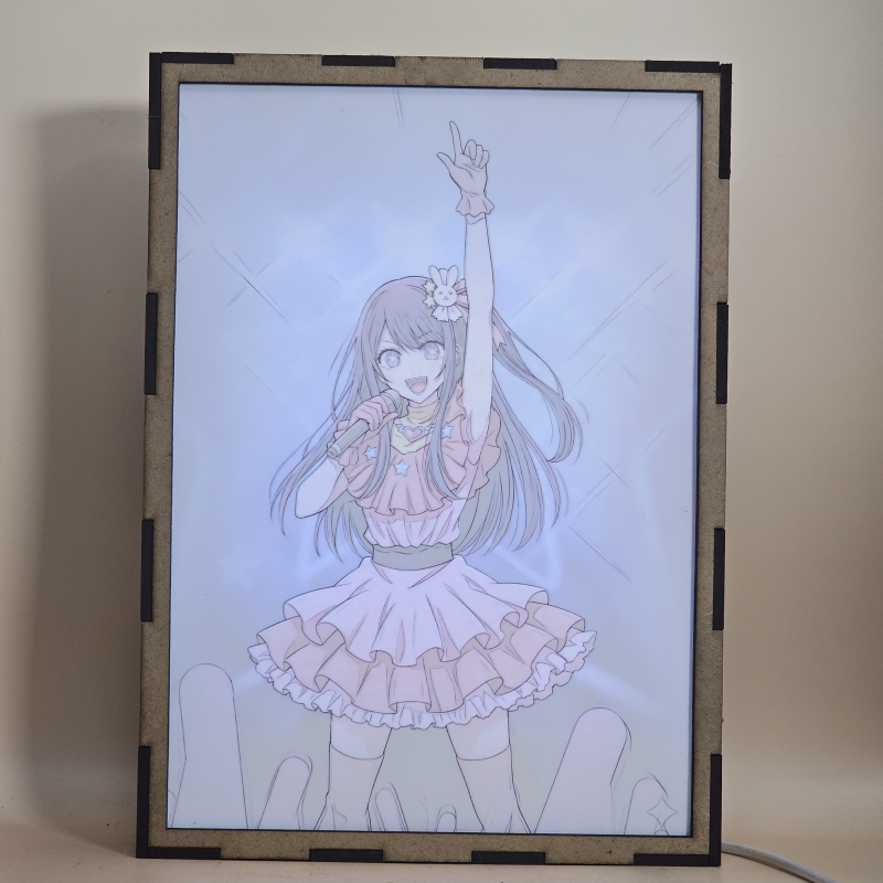 Lámpara de Ai Hoshino de Oshi no Ko encendida durante una actuación con luces azules - luz ambiente encendida