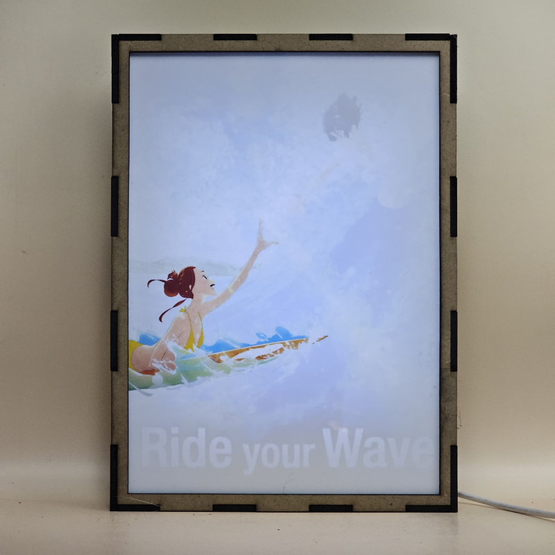 Lámpara LED Ride Your Wave con Hinako Mukaimizu surfeando y Minato Hinageshi entre las olas - luz ambiente encendida