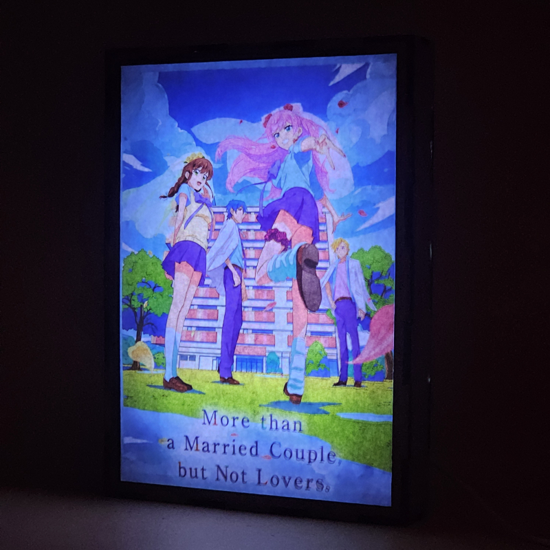 Lámpara ánime/manga  More Than a Married Couple, But Not Lovers  con doble imagen del grupo Akari Watanabe, Jiro Yakuin, Shiori Sakurazaka y Minami Tenjin, vista encendida, donde se revela la ilustración completa al encender la luz LED.