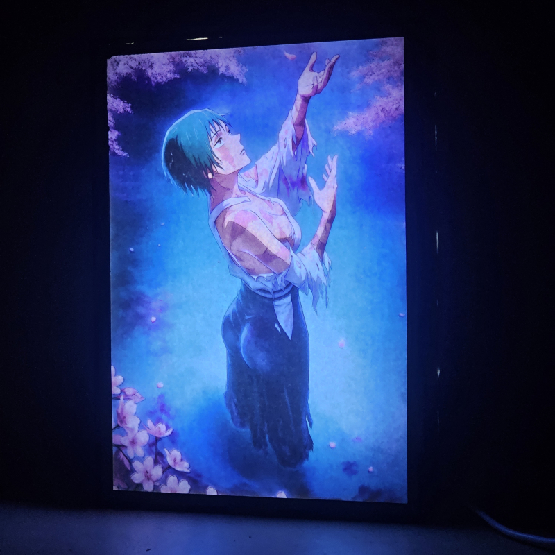 Lámpara ánime/manga  Jujutsu Kaisen  con doble imagen del personaje Maki Zenin, vista encendida, donde se revela la ilustración completa al encender la luz LED.