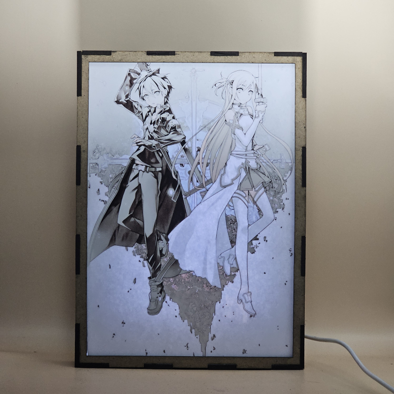 Lámpara ánime/manga  Sword Art Online  con doble imagen de la pareja Kazuto Kirigaya y Asuna Yuuki, vista encendida, con luz ambiente, donde se revela la ilustración completa al encender la luz LED.
