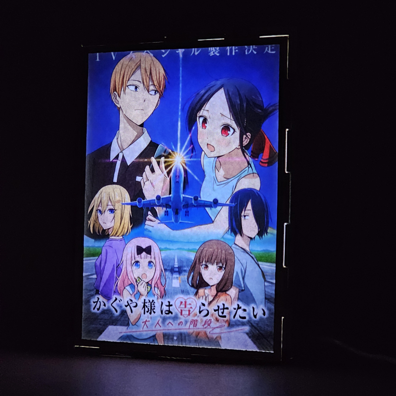 Lámpara ánime/manga  Kaguya-sama: Love Is War  con doble imagen del grupo Kaguya Shinomiya, Miyuki Shirogane, Yu Ishigami, Chika Fujiwara, Miko Iino y Ai Hayasaka, vista encendida, donde se revela la ilustración completa al encender la luz LED.