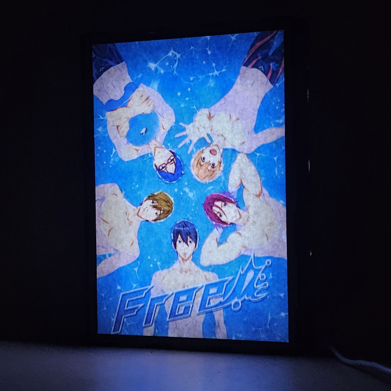 Lámpara ánime/manga  Free  con doble imagen del grupo Haruka Nanase, Makoto Tachibana, Rei Ryugazaki, Nagisa Hazuki y Rin Matsuoka, vista encendida, donde se revela la ilustración completa al encender la luz LED.