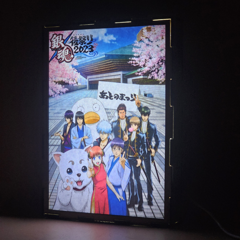 Lámpara ánime/manga  Gintama  con doble imagen del grupo Sakata Gintoki, Shimura Shinpachi, Kagura, Sadaharu, Elizabeth, Katsura Kotarou, Kondou Isao, Hijikata Toushirou, Okita Sougo y Yamazaki Sagaru, vista encendida, donde se revela la ilustración completa al encender la luz LED.