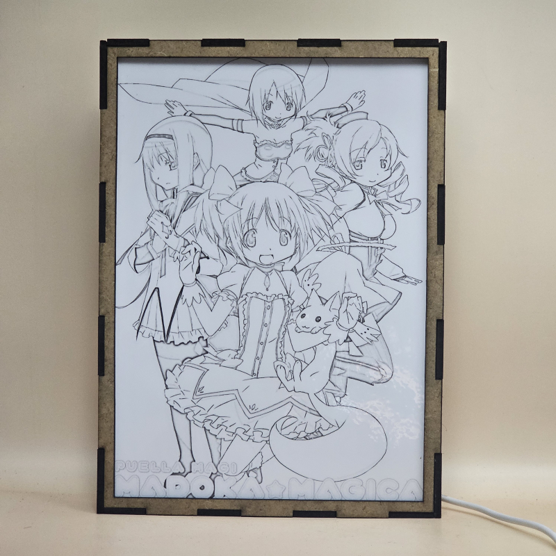 Lámpara ánime/manga  Puella Magi Madoka Magica  con doble imagen del grupo Madoka Kaname, Homura Akemi, Mami Tomoe, Sayaka Miki y Kyubey, vista apagada, se esconde la imágen de atras.