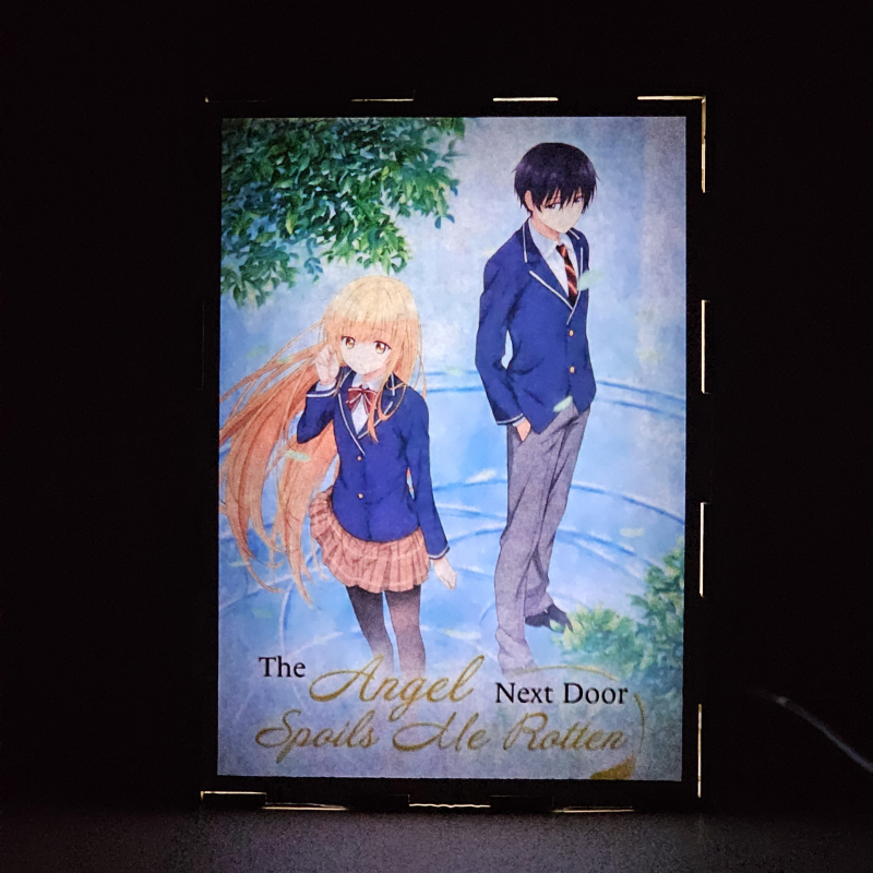 Lámpara ánime/manga  The angel next door spoils me rotten  con doble imagen de la pareja Mahiru Shiina y Amane Fujimiya, vista encendida, donde se revela la ilustración completa al encender la luz LED.