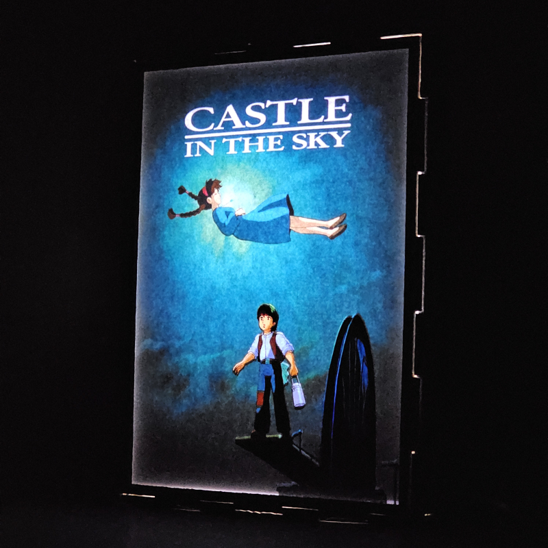 Lámpara ánime  Tenkū no Shiro Laputa  con doble imagen de la pareja Sheeta y Pazu, vista encendida, donde se revela la ilustración completa al encender la luz LED.