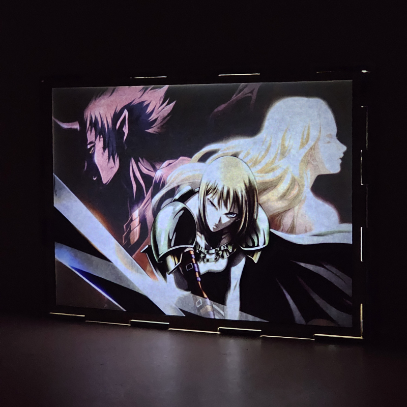 Lámpara ánime/manga  Claymore  con doble imagen del grupo Clare, Teresa y Priscilla, vista encendida, donde se revela la ilustración completa al encender la luz LED.