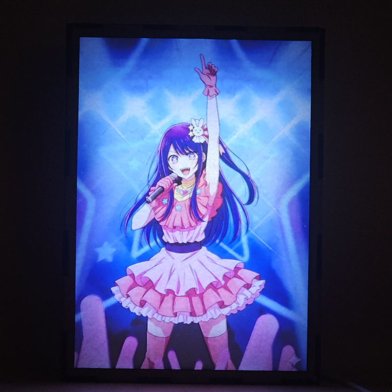 Lámpara de Ai Hoshino de Oshi no Ko encendida durante una actuación con luces azules - encendida
