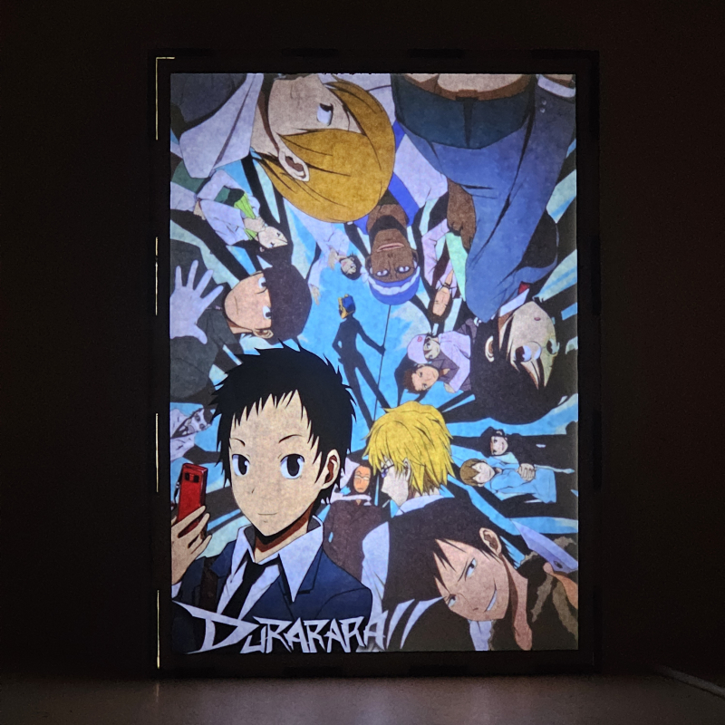 Lámpara LED Durarara con Mikado Ryugamine, Masaomi Kida, Izaya Orihara y Celty Sturluson - encendida