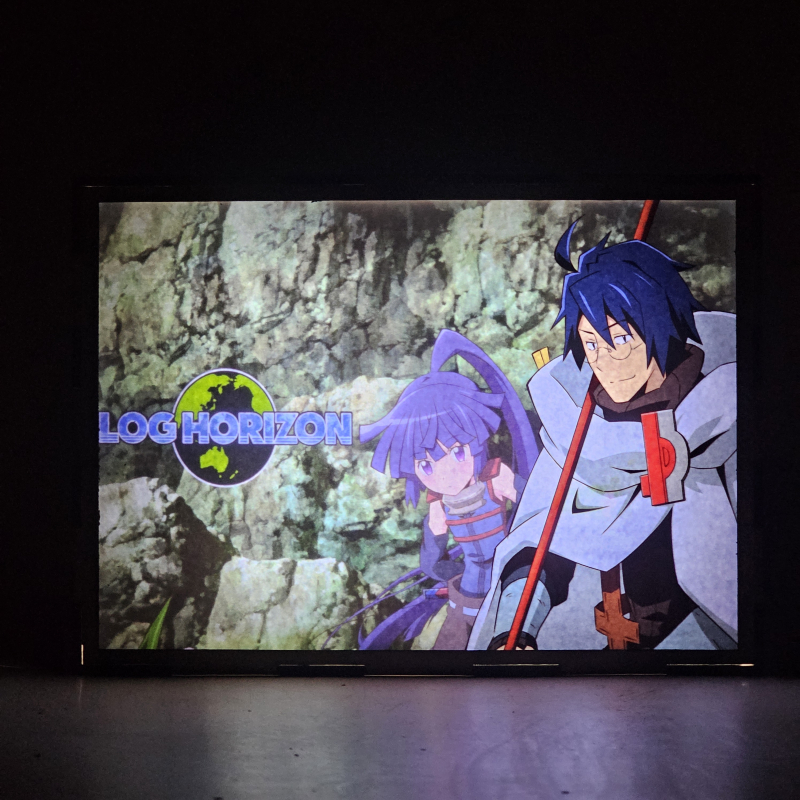 Lámpara LED de Shiroe y Akatsuki de Log Horizon en un escenario rocoso - encendida
