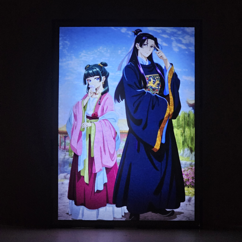 Lámpara LED The Apothecary Diaries con Maomao y Jinshi en vestimenta palaciega - encendida