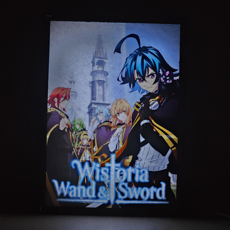 Lámpara LED Wistoria Wand and Sword con Will Serfort, Kiki y personajes de la serie - encendida
