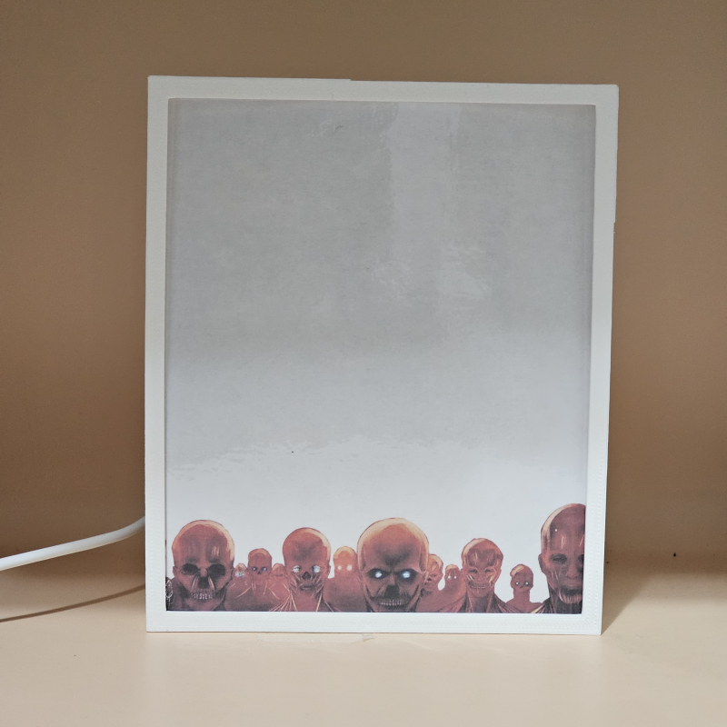 Lámpara ánime/manga  Shingeki no Kyojin  con doble imagen del personaje Eren Yeager, vista apagada, se esconde la imágen de atras.