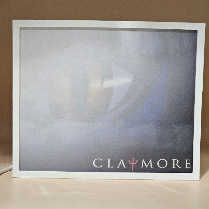 Lámpara ánime/manga  Claymore  con doble imagen del personaje Clare, vista apagada, se esconde la imágen de atras.