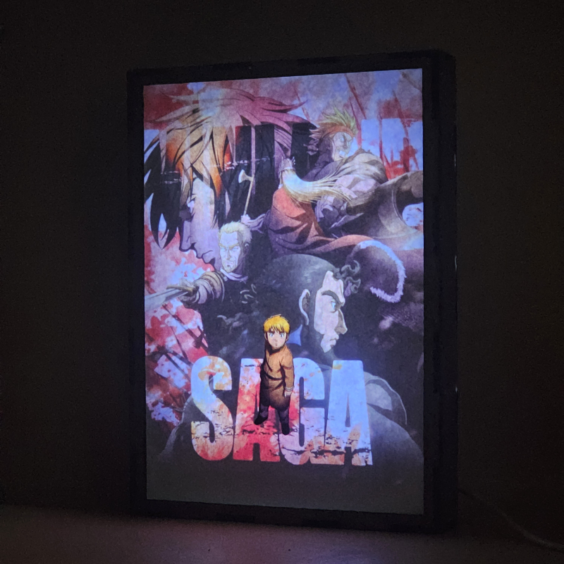 Lámpara ánime/manga  Vinland Saga  con doble imagen del grupo Thorfinn, Askeladd, Thors, Thorkell y Canute, vista encendida, donde se revela la ilustración completa al encender la luz LED.