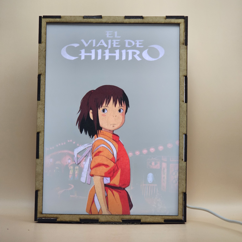 Lámpara ánime  El Viaje de Chihiro  con doble imagen del grupo Chihiro Ogino y Kaonashi, vista encendida, con luz ambiente, donde se revela la ilustración completa al encender la luz LED.