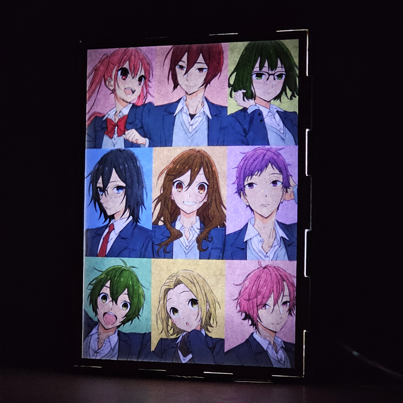 Lámpara ánime/manga  Horimiya  con doble imagen del grupo Kyoko Hori, Izumi Miyamura, Remi Ayasaki, Kakeru Sengoku, Sakura Kōno, Tōru Ishikawa, Yuki Yoshikawa, Shū Iura y Akane Yanagi, vista encendida, donde se revela la ilustración completa al encender la luz LED.