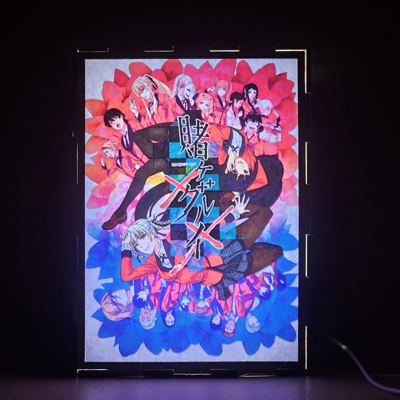 Lámpara ánime/manga  Kakegurui: Compulsive Gambler  con doble imagen del grupo Yumeko Jabami, Mary Saotome, Kirari Momobami, Ririka Momobami, Itsuki Sumeragi, Midari Ikishima, Sayaka Igarashi, Runa Yomozuki y Ryota Suzui, vista encendida, donde se revela la ilustración completa al encender la luz LED.