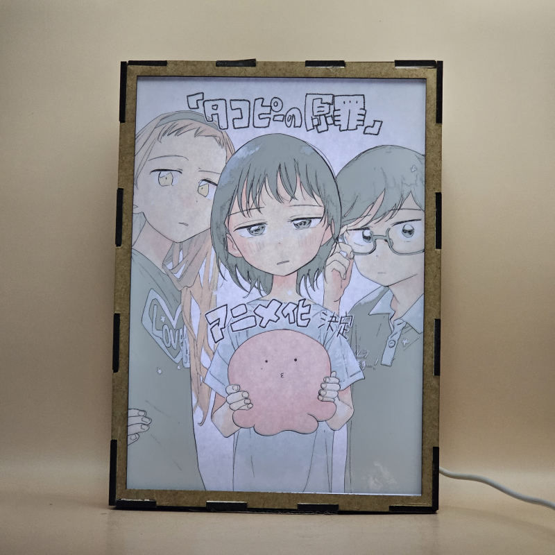 Lámpara ánime/manga  El pecado original de Takopi  con doble imagen del grupo Shizuka Kuze, Marina Kirarazaka, Takopi y Naoki Azuma, vista encendida, con luz ambiente, donde se revela la ilustración completa al encender la luz LED.